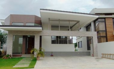 5-Bedroom House With Swimming Pool - F.A. 562.60 sqm