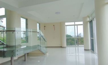 5-Bedroom House With Swimming Pool - F.A. 562.60 sqm