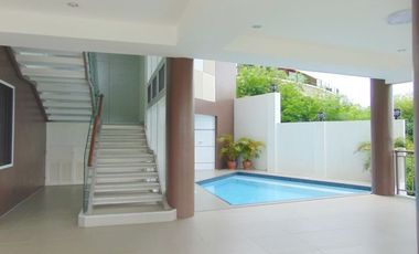 5-Bedroom House With Swimming Pool - F.A. 562.60 sqm