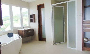 5-Bedroom House With Swimming Pool - F.A. 562.60 sqm