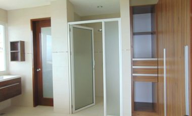 5-Bedroom House With Swimming Pool - F.A. 562.60 sqm