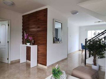 Venta de Casa en la Urb. Casa Laguna, Aurora, cerca del C.C Riocentro el Dorado.