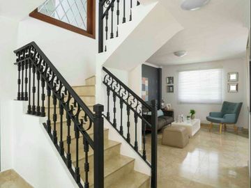 Venta de Casa en la Urb. Casa Laguna, Aurora, cerca del C.C Riocentro el Dorado.