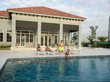 Venta de Casa en la Urb. Casa Laguna, Aurora, cerca del C.C Riocentro el Dorado.