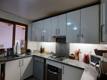 Casa en Venta de 5D/3B+Servicios en Condominio Peñalolén