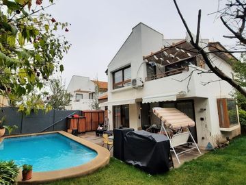 Casa en Venta de 5D/3B+Servicios en Condominio Peñalolén