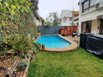 Casa en Venta de 5D/3B+Servicios en Condominio Peñalolén
