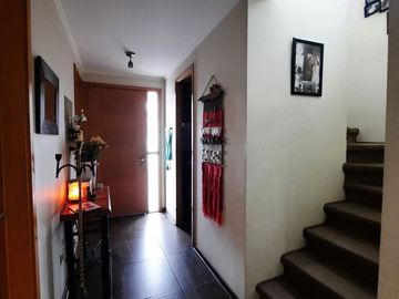 Casa en Venta de 5D/3B+Servicios en Condominio Peñalolén