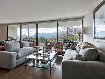 Departamento con excelente vista, sector Los Dominicos.