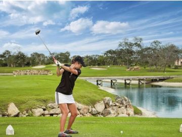 Departamento con campo de golf en Yucatan Country Club.