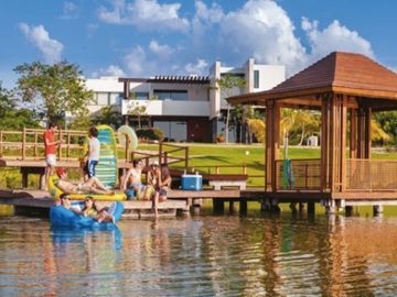Departamento con campo de golf en Yucatan Country Club.