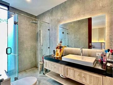 Dijual Rumah ada Kolam Renang Pribadi Dalam Town House Pesanggrahan Jakarta Selatan