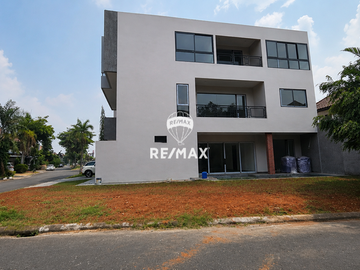 Investasi terbaik! Private pool, rumah Hook 2 lantai terbaik di cluster jelita alam sutera