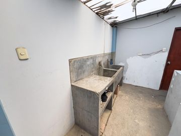 SE VENDE CASA COMERCIAL EN AVENIDA - CARABAYLLO