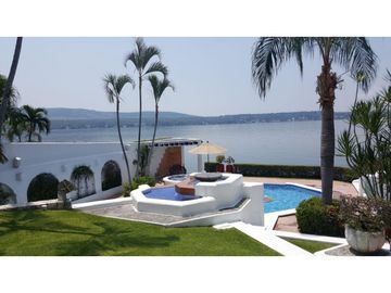 CASA EN VENTA A ORILLA DEL LAGO 