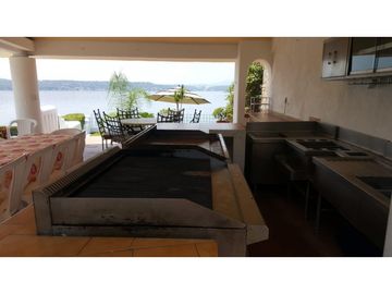 CASA EN VENTA A ORILLA DEL LAGO 