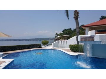 CASA EN VENTA A ORILLA DEL LAGO 