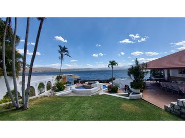 CASA EN VENTA A ORILLA DEL LAGO 