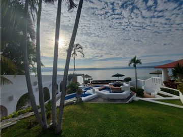 CASA EN VENTA A ORILLA DEL LAGO 