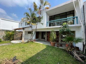 Se vende casa para remodelar en el Miraval