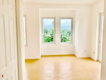 Colorful 3 Bedroom House in Pontefino Estates