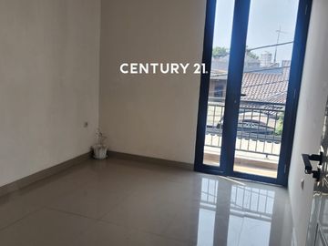 Rumah Modern 2 Lantai Semi Furnished Di Jakarta Timur