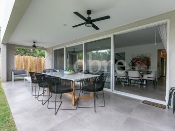 VENTA ESPECTACULAR CASA 5 AMBIENTES EN BARRIO PRIVADO LOS PATRICIOS SAN ISIDRO
