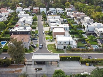 VENTA ESPECTACULAR CASA 5 AMBIENTES EN BARRIO PRIVADO LOS PATRICIOS SAN ISIDRO