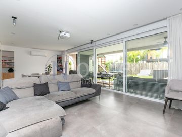 VENTA ESPECTACULAR CASA 5 AMBIENTES EN BARRIO PRIVADO LOS PATRICIOS SAN ISIDRO