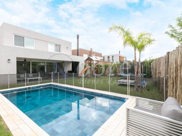 VENTA ESPECTACULAR CASA 5 AMBIENTES EN BARRIO PRIVADO LOS PATRICIOS SAN ISIDRO