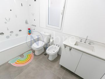 VENTA ESPECTACULAR CASA 5 AMBIENTES EN BARRIO PRIVADO LOS PATRICIOS SAN ISIDRO