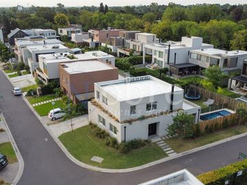 VENTA ESPECTACULAR CASA 5 AMBIENTES EN BARRIO PRIVADO LOS PATRICIOS SAN ISIDRO