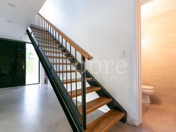 VENTA ESPECTACULAR CASA 5 AMBIENTES EN BARRIO PRIVADO LOS PATRICIOS SAN ISIDRO