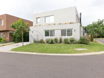 VENTA ESPECTACULAR CASA 5 AMBIENTES EN BARRIO PRIVADO LOS PATRICIOS SAN ISIDRO