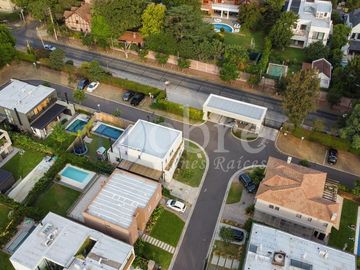 VENTA ESPECTACULAR CASA 5 AMBIENTES EN BARRIO PRIVADO LOS PATRICIOS SAN ISIDRO