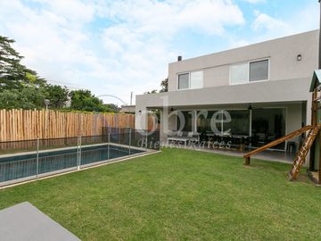 VENTA ESPECTACULAR CASA 5 AMBIENTES EN BARRIO PRIVADO LOS PATRICIOS SAN ISIDRO