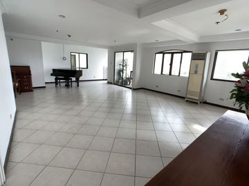 241 sqm 4BR, 2 car park El Jardin Del Presidente 1 Penthouse Unit