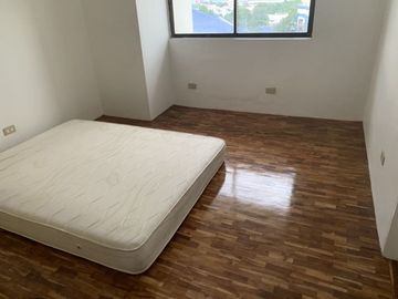 241 sqm 4BR, 2 car park El Jardin Del Presidente 1 Penthouse Unit