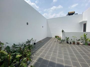 Rumah baru 2 lantai dalam komplek megacinere