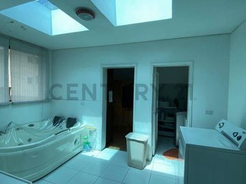 VENDO O CAMBIO PENTHOUSE DÚPLEX 212 m2, BODEGA Y PARQUEADEROS, GONZÁLEZ SUÁREZ
