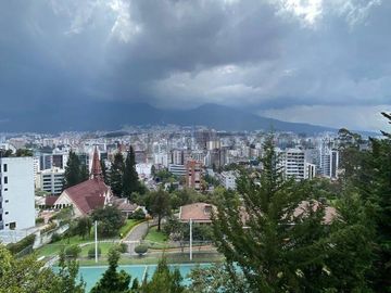 VENDO O CAMBIO PENTHOUSE DÚPLEX 212 m2, BODEGA Y PARQUEADEROS, GONZÁLEZ SUÁREZ