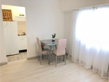 Departamento de 1 ambiente al contrafrente muy luminoso. Reciclado totalmente. Se entraga equipado. Zona Plaza Colon.