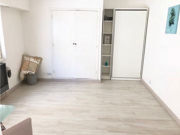 Departamento de 1 ambiente al contrafrente muy luminoso. Reciclado totalmente. Se entraga equipado. Zona Plaza Colon.