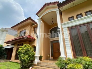Hunian 2 Lantai Klasik & Asri dengan Kolam Renang – Cinere