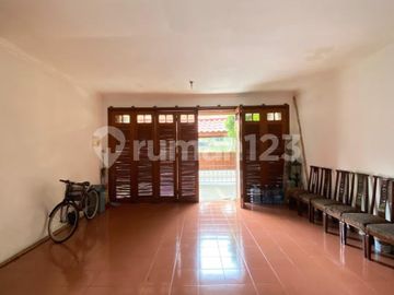 Hunian 2 Lantai Klasik & Asri dengan Kolam Renang – Cinere