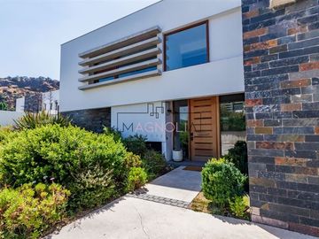 Casa en Venta en Frente colegio Craighouse.
