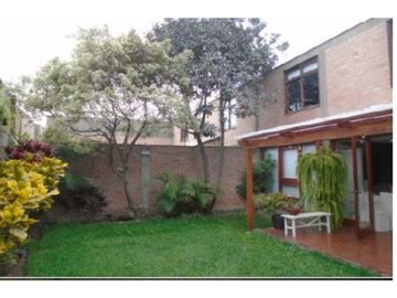 Condominio de 3 Casas  1010 m2 en residencial Monterrico La Molina