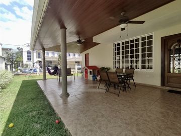 SE VENDE HERMOSA CASA REMODELADA EN ARRAIJAN