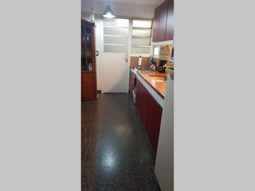 Semipiso en Venta en Flores 3 ambientes 65 m2 + 2 patios en 1er piso por ascensor, al contrafrente, con cochera cubierta - Argerich 900
