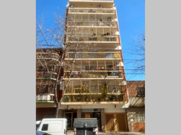 Semipiso en Venta en Flores 3 ambientes 65 m2 + 2 patios en 1er piso por ascensor, al contrafrente, con cochera cubierta - Argerich 900